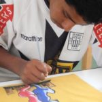 Un atelier de peinture sur tissu permet aux jeunes d'apprendre à décalquer, dessiner, assembler des motifs