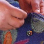 chaque bouton est une pièce unique en céramique peinte à la main avec un motif rappellant le dessin du textile.