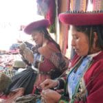 Ayud'art achète des gants, des bonnets, des écharpes et de charmants petits moutons en laine à la communauté de Cléofécélia.
